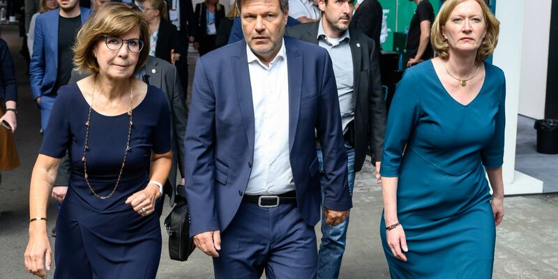 Wirtschaftsminister Robert Habeck wird von Marie-Luise Wolff (l), BDEW-Präsidentin, und Kerstin Andreae (r), Vorsitzende der Hauptgeschäftsführung des BDEW, beim Kongress des Bundesverbands der Energie- und Wasserwirtschaft (BDEW) begrüßt. - Foto: Bernd von Jutrczenka/dpa