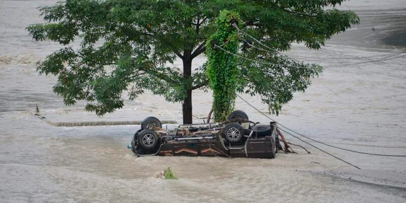 Nach starken Regenfällen ist der Fluss Teesta über die Ufer getreten und hat ein Auto mitgerissen. - Foto: Prakash Adhikari/AP/dpa