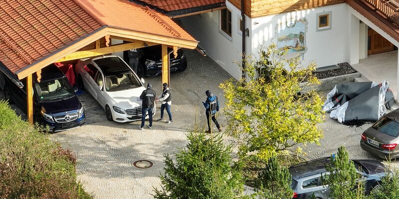 Zollbeamte während einer Razzia in einer Villa am Tegernsee. - Foto: Christoph Reichwein/dpa