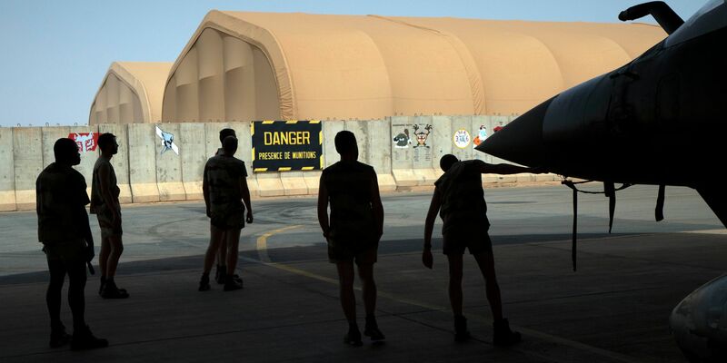 Mechaniker der französischen Luftwaffe inspizieren eine Mirage 2000 auf dem Stützpunkt in Niamey. - Foto: Uncredited/AP/dpa