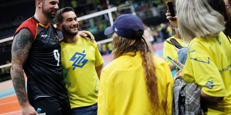 Die deutschen Volleyballer um Georg Grozer (M) haben beste Chancen, sich für die Olympischen Spiele in Paris zu qualifizieren. - Foto: Joao Gabriel Alves/dpa