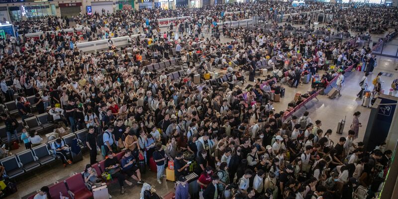 Im Bahnhof Hankou in Wuhan ist der Boom des Inlandstourismus besonders gut zu sehen. - Foto: Wu Zhizun/XinHua/dpa