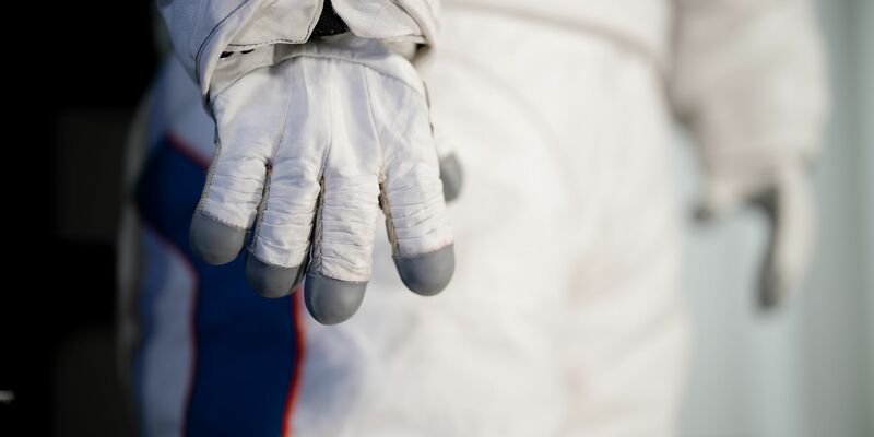 Ein Prototyp des Raumanzugs Axiom Extravehicular Mobility Unit (AxEMU). Das italienische Modelabel Prada soll die Raumanzüge mitentwickeln. - Foto: Axiom Space/dpa