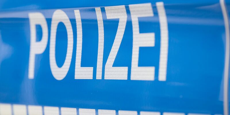 Die Polizei hat in Wolfsburg einen alkoholisierten Autofahrer angehalten. Die Ausrede des Mannes brachte die Beamten zum Schmunzeln. - Foto: Boris Roessler/dpa/Symbolbild