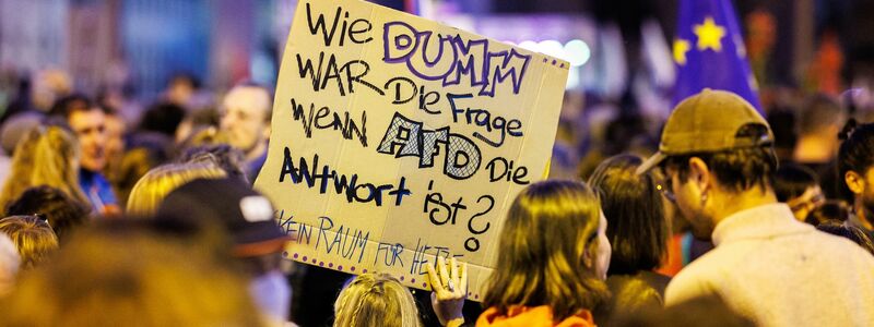 Auf einer Kundgebung protestieren Menschen gegen den Rechtsruck in Bayern. - Foto: Matthias Balk/dpa