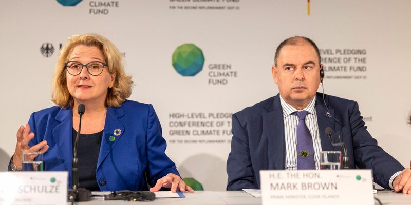 Svenja Schulze (SPD) Bundesministerin für wirtschaftliche Zusammenarbeit und Entwicklung, neben Mark Brown, Ministerpräsident der Cookinseln im Südpazifik. - Foto: Thomas Banneyer/dpa