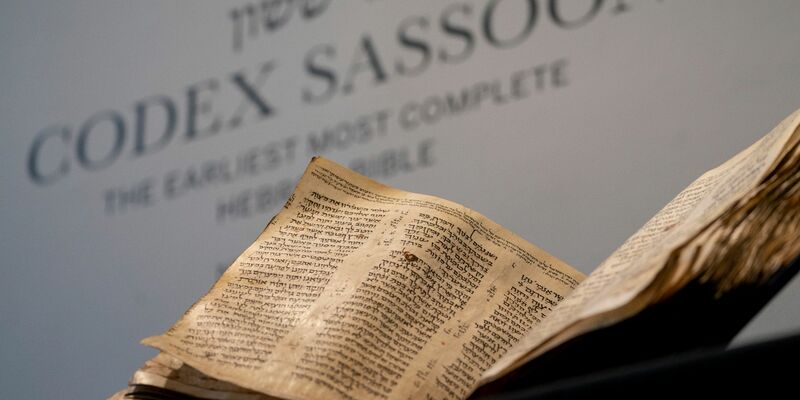 Die älteste bekannte fast vollständige hebräische Bibel wird künftig in Tel Aviv ausgestellt. - Foto: John Minchillo/AP/dpa