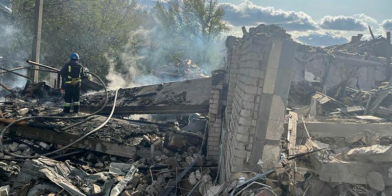 Feuerwehrleute umgeben von Trümmern im ukrainischen Dorf Hrosa. Ein russischer Raketenangriff hat hier Dutzende Menschen getötet. - Foto: Uncredited/Ukrainian Presidential Press Office/AP