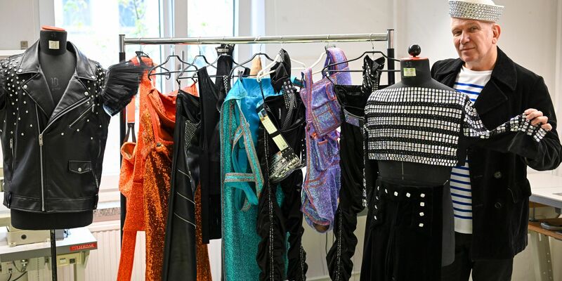 Der Modedesigner Jean Paul Gaultier präsentiert Kostüme für die neue Show im Berliner Friedrichstadt-Palast. - Foto: Jens Kalaene/dpa