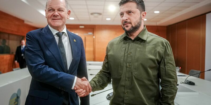 Bundeskanzler Olaf Scholz empfängt den ukrainischen Präsidenten Wolodymyr Selenskyj vor dem Bundeskanzleramt zu einem Arbeitsbesuch. - Foto: Kay Nietfeld/dpa