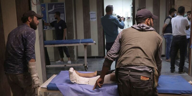 Verletzte in einem Krankenhaus in Idlib. Bei einem Drohnenangriff auf eine Militärakademie in der Stadt Homs wurden Dutzende Menschen getötet. - Foto: Uncredited/Syrian Civil Defense White Helmets/AP
