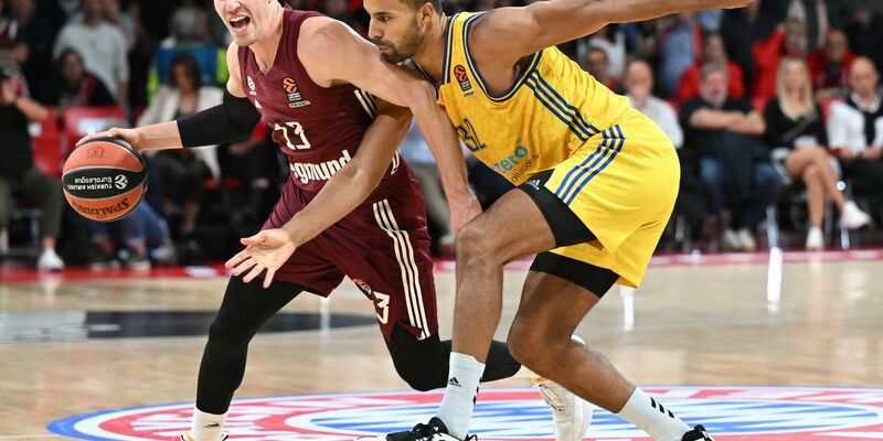 Weltmeister unter sich: Andreas Obst (l) gewann mit Bayern München das Euro-Duell gegen Albas Johannes Thiemann. - Foto: Angelika Warmuth/dpa