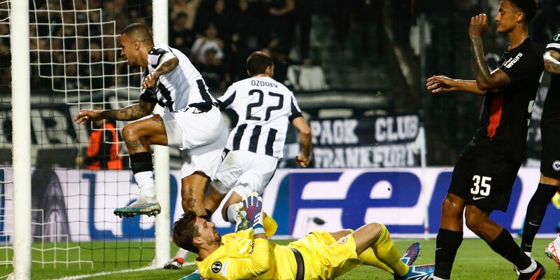 Kevin Trapp musste sich mit Eintracht Frankfurt in Thessaloniki geschlagen geben. - Foto: Giannis Papanikos/AP/dpa