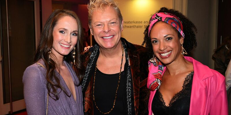 Christin Fahrenkrog-Petersen (l-r), Komponist Uwe Fahrenkrog-Petersen und Schauspielerin Dionne Wudu bei der Deutschlandpremiere in München. - Foto: Felix Hörhager/dpa