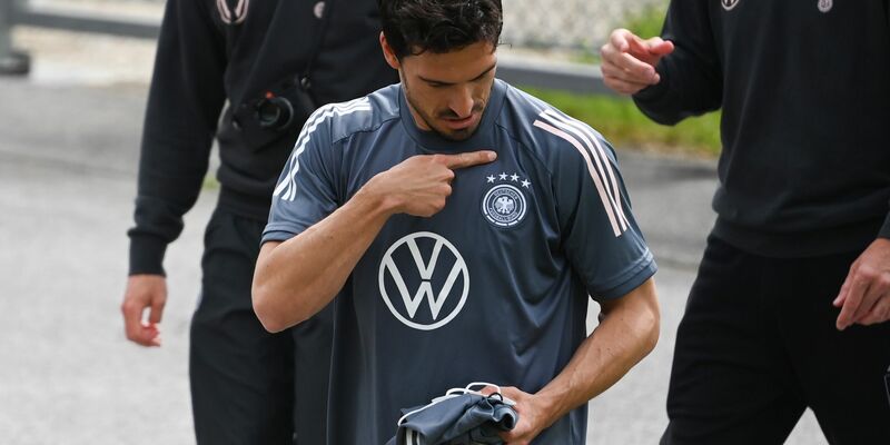 Dortmunds Mats Hummels diskutiert nach der Elfmeter-Entscheidung mit Schiedsrichter Srdjan Jovanovic. - Foto: Federico Gambarini/dpa