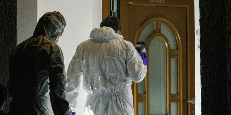 Polizisten betreten im österreichischen Geretsberg ein Haus, in dem ein 82-jähriger Mann gestorben ist. - Foto: Daniel Scharinger/APA/dpa