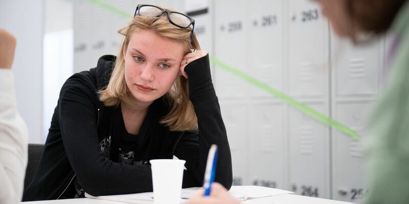 Arina aus der Ukraine sitzt im Ankunftszentrum am ehemaligen Flughafen Tegel. - Foto: Sebastian Gollnow/dpa