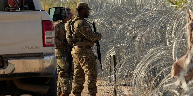 Soldaten stehen neben einem Stacheldrahtzaun am Ufer des Rio Grande Wache. - Foto: Eric Gay/AP/dpa