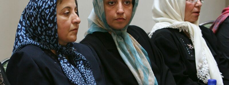 Narges Mohammadi (M.), Menschenrechtsaktivistin aus dem Iran, sitzt im August 2007 neben der iranischen Friedensnobelpreisträgerin Shirin Ebadi (l.). - Foto: Vahid Salemi/AP/dpa