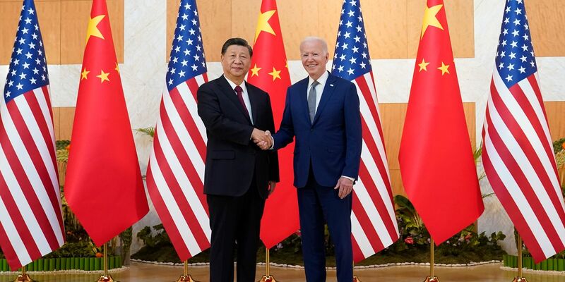 Im vergangenen Jahr kamen US-Präsident Joe Biden (r) und der chinesische Staatschef Xi Jinping beim G20-Gipfel zusammen. - Foto: Alex Brandon/AP/dpa