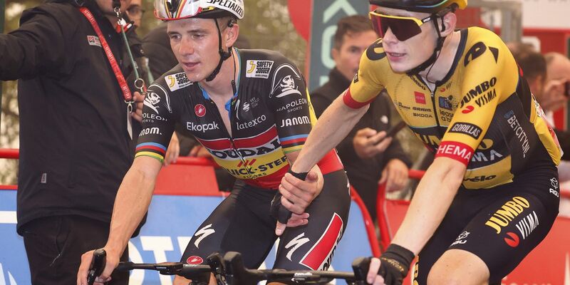 Die Teams von Remco Evenepoel (l) und Jonas Vingegaard werden wohl doch nicht fusionieren. - Foto: Pep Dalmau/belga/dpa