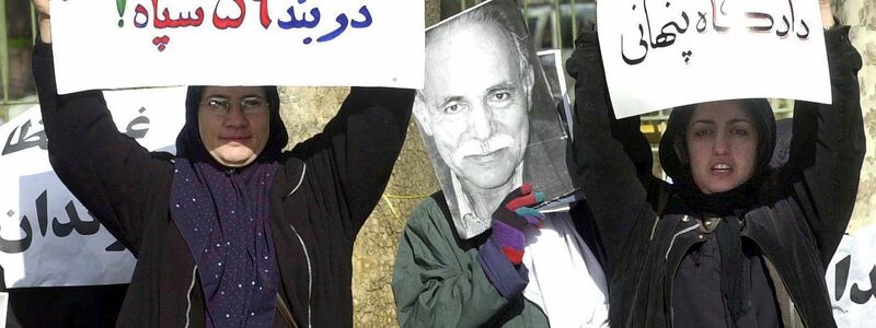 «Ich werde nie aufhören, für die Verwirklichung von Demokratie, Freiheit und Gleichheit zu kämpfen», zitiert die «New York Times» aus einem Statement von Narges Mohammadi. Hier bei einer Demo in Teheran im Jahr 2002. - Foto: Hasan Sarbakhshian/AP/dpa