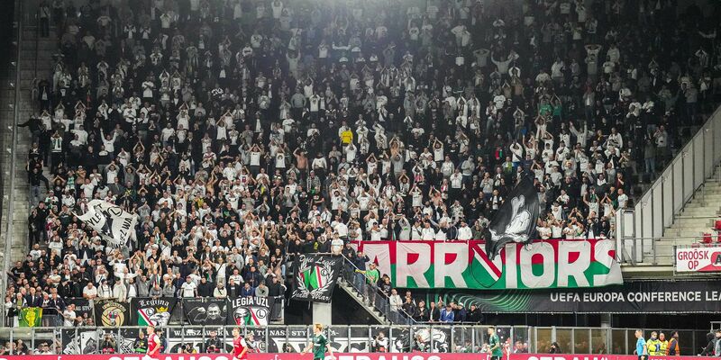 Nach dem Spiel von Legia Warschau bei AZ Alkmaar in der Conference League hat es nach Ausschreitungen zwei Festnahmen gegeben. - Foto: Ed Van De Pol/ANP/dpa/Archivbild