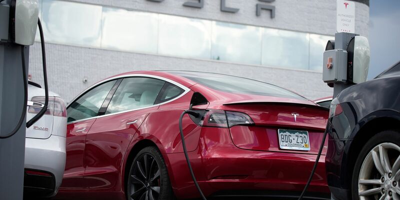 Eine Model-3-Limousine von Tesla. - Foto: David Zalubowski/AP/dpa
