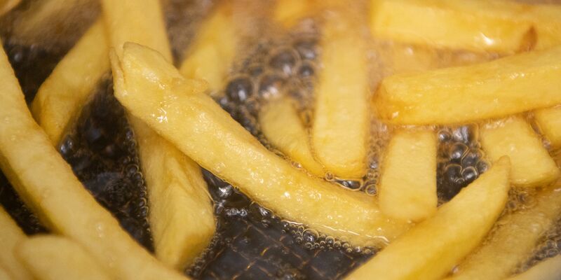 Pommes werden in einem Imbiss in Pflanzenöl frittiert. Das Kartoffelprodukt ist äußerst beliebt. - Foto: Sebastian Gollnow/dpa