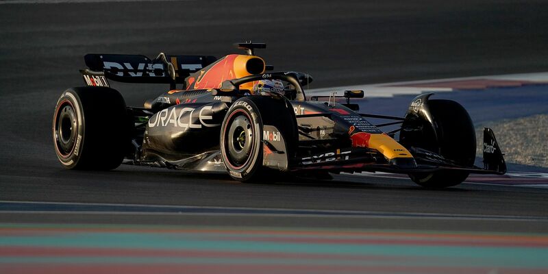 Max Verstappen aus den Niederlanden vom Team Oracle Red Bull ist auf der Strecke in Doha unterwegs. - Foto: Hasan Bratic/dpa