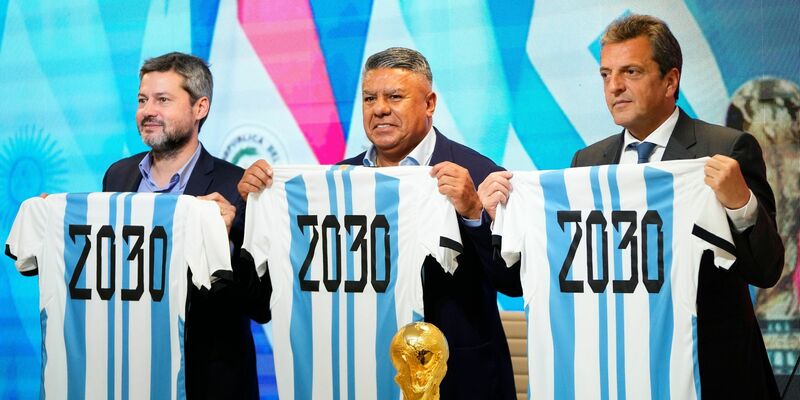In Argentinien freuen sich die mächtigen Männer des argentinischen Fußballs über die Vergabe der WM 2030. - Foto: Natacha Pisarenko/AP/Archivbild