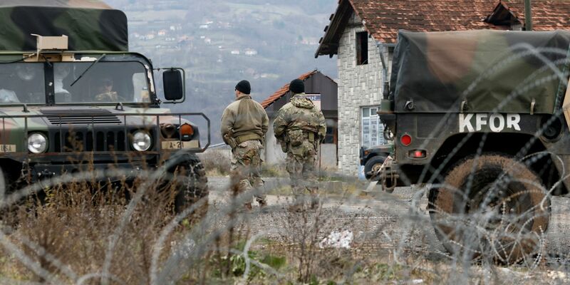 KFOR-Soldaten bewachen einen Kontrollpunkt in der Nähe des nördlichen Kosovo-Grenzübergangs von Jarinje. (Archiv) - Foto: Marjan Vucetic/AP/dpa