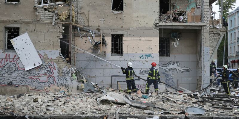 Bei Angriffen auf die Großstadt Charkiw werden immer wieder auch zivile Gebäude zerstört. (Archivbild) - Foto: Alex Babenko/AP/dpa