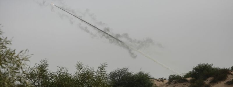 Eine Rakete wird abgefeuert. - Foto: Mohammed Talatene/dpa