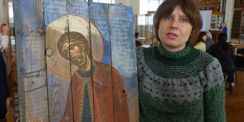 Die ukrainische Künstlerin Sonja Atlantowa steht neben einer modernen Ikone im Museum für angewandte Kunst in Kiew. - Foto: Friedemann Kohler/dpa