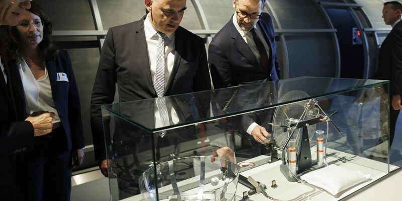 Der Schweizer Bundespräsident Alain Berset (2.v.r-r) und Antonio Hodgers, Präsident des Genfer Staatsrats, testen das Science Gateway in Meyrin bei Genf. - Foto: Salvatore Di Nolfi/KEYSTONE/dpa
