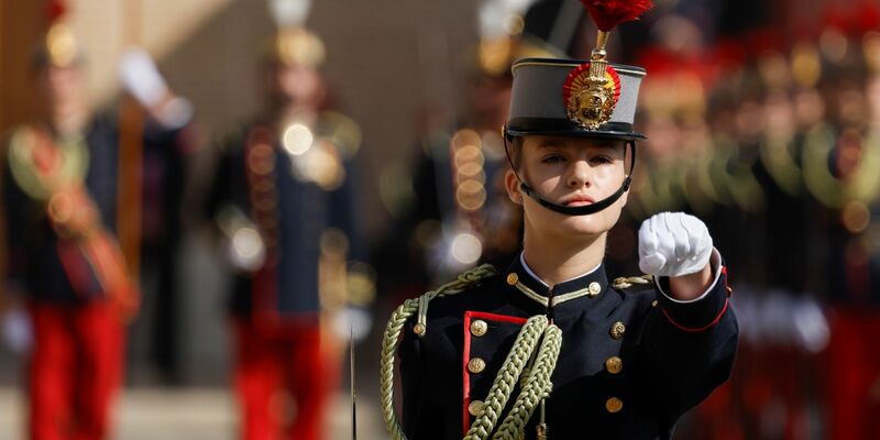 Prinzessin Leonor von Spanien marschiert bei der Fahnenschwur-Zeremonie. - Foto: Vincent West/POOL REUTERS/AP/dpa