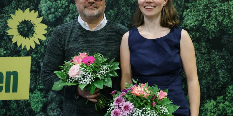 Marek Helsner (l.) und Franziska Tell sind die neu gewählten Landesvorstandssprecher der Bremer Grünen. - Foto: Focke Strangmann/dpa
