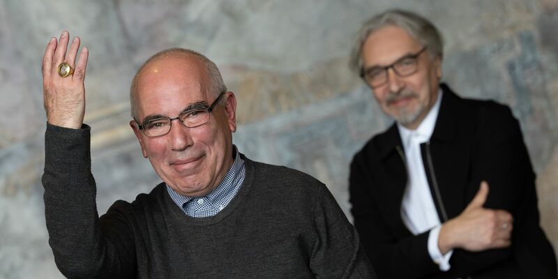 Die russischen Künstler und Preisträger Yuri Albert (l) und Vadim Zakharov freuen sich bei der Verleihung des Kaiserrings. - Foto: Swen Pförtner/dpa