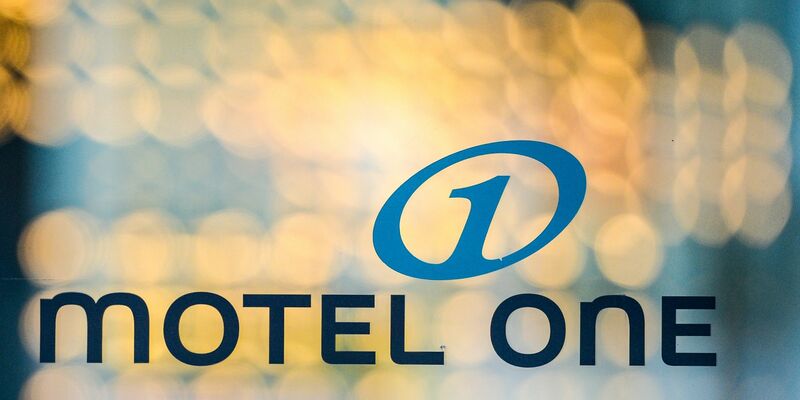 Das Logo vom Motel One: Die Hotelkette wurde Opfer eines Cyberangriffs. - Foto: Jens Kalaene/dpa-Zentralbild/ZB