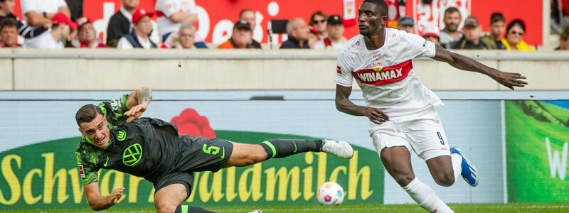 Stuttgarts Serhou Guirassy schießt den VfB mit seinen drei Treffern gegen Wolfsburg an die Tabellenspitze. - Foto: Christoph Schmidt/dpa