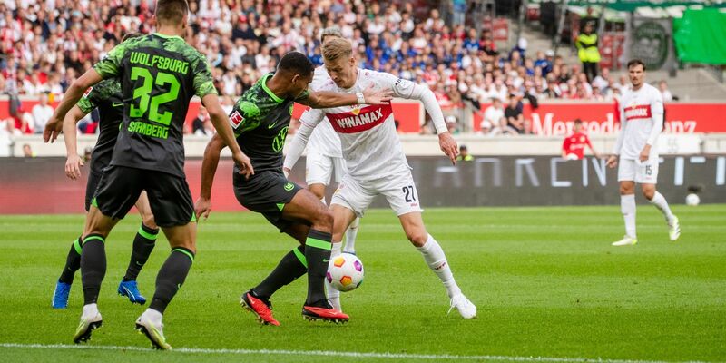 Der VfB Stuttgart springt nach einem Sieg gegen VfL Wolfsburg an die Tabellenspitze. - Foto: Christoph Schmidt/dpa
