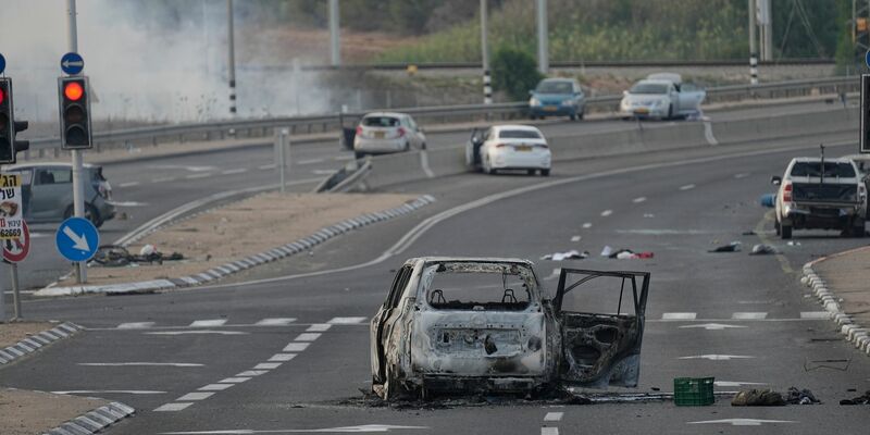 Autos wurden bei einem Angriff der islamistischen Hamas zerstört. - Foto: Ohad Zwigenberg/AP/dpa