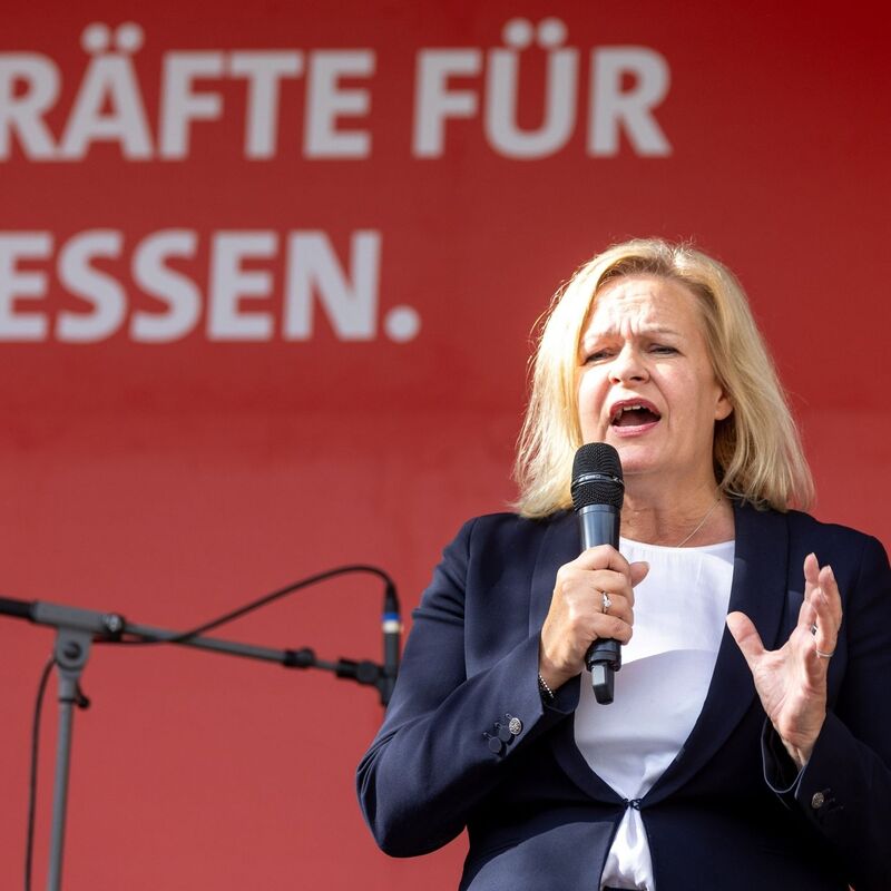 Bundesinnenministerin Nancy Faeser, zugleich Spitzenkandidatin der SPD Hessen, bei einer Kundgebung in Marburg. - Foto: Christian Lademann/dpa