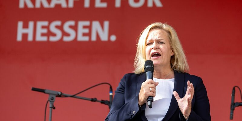 Bundesinnenministerin Nancy Faeser, zugleich Spitzenkandidatin der SPD Hessen, bei einer Kundgebung in Marburg. - Foto: Christian Lademann/dpa