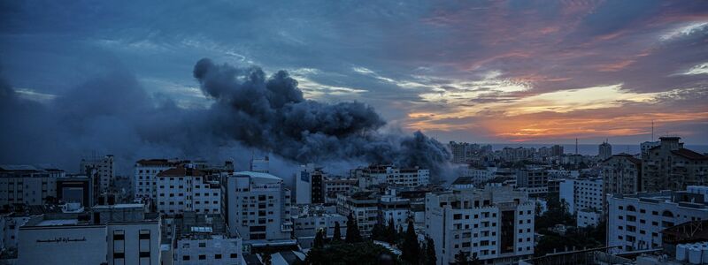 Rauch steigt vom «Palestine Tower» im Stadtteil Al-Rimal auf. Das israelische Militär bombardiert nach den Hamas-Angriffen den Gazastreifen. - Foto: Saher Alghorra/ZUMA Press Wire/dpa
