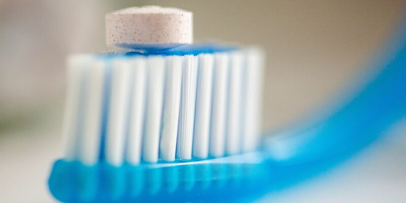 Am Preis lässt sich gute Zahnpflege laut Bundeszahnärztekammer nicht erkennen. Es schnitten zum Beispiel immer wieder günstige Zahncremes in Tests gut ab. «Dass Fluorid enthalten ist, ist das A und O.» - Foto: Fernando Gutierrez-Juarez/dpa