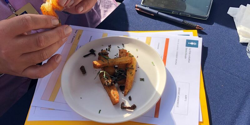 Gastronom Vincent Pécourt bereitet Pommes-frites zu. - Foto: Michael Evers/dpa