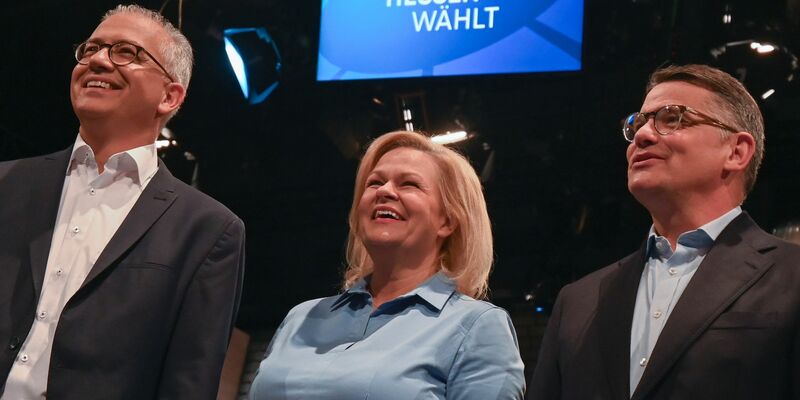 Die Spitzenkandidaten der hessischen Landtagswahl, Tarek Al-Wazir (Bündnis 90/Die Grünen, l.), Nancy Faeser (SPD)  und Boris Rhein (CDU). - Foto: Arne Dedert/dpa