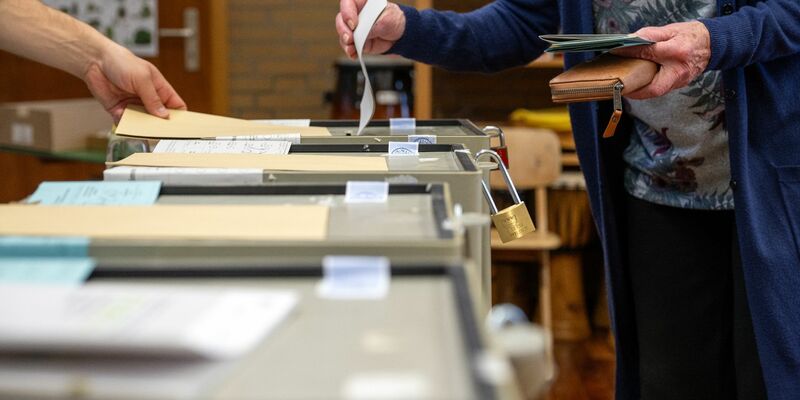 Ein Frau wirft ihren Stimmzettel in die Wahlurne. - Foto: Pia Bayer/dpa